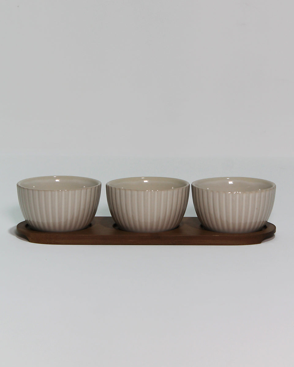 Set 3 ciotoline beige in ceramica con vassoio in bamboo