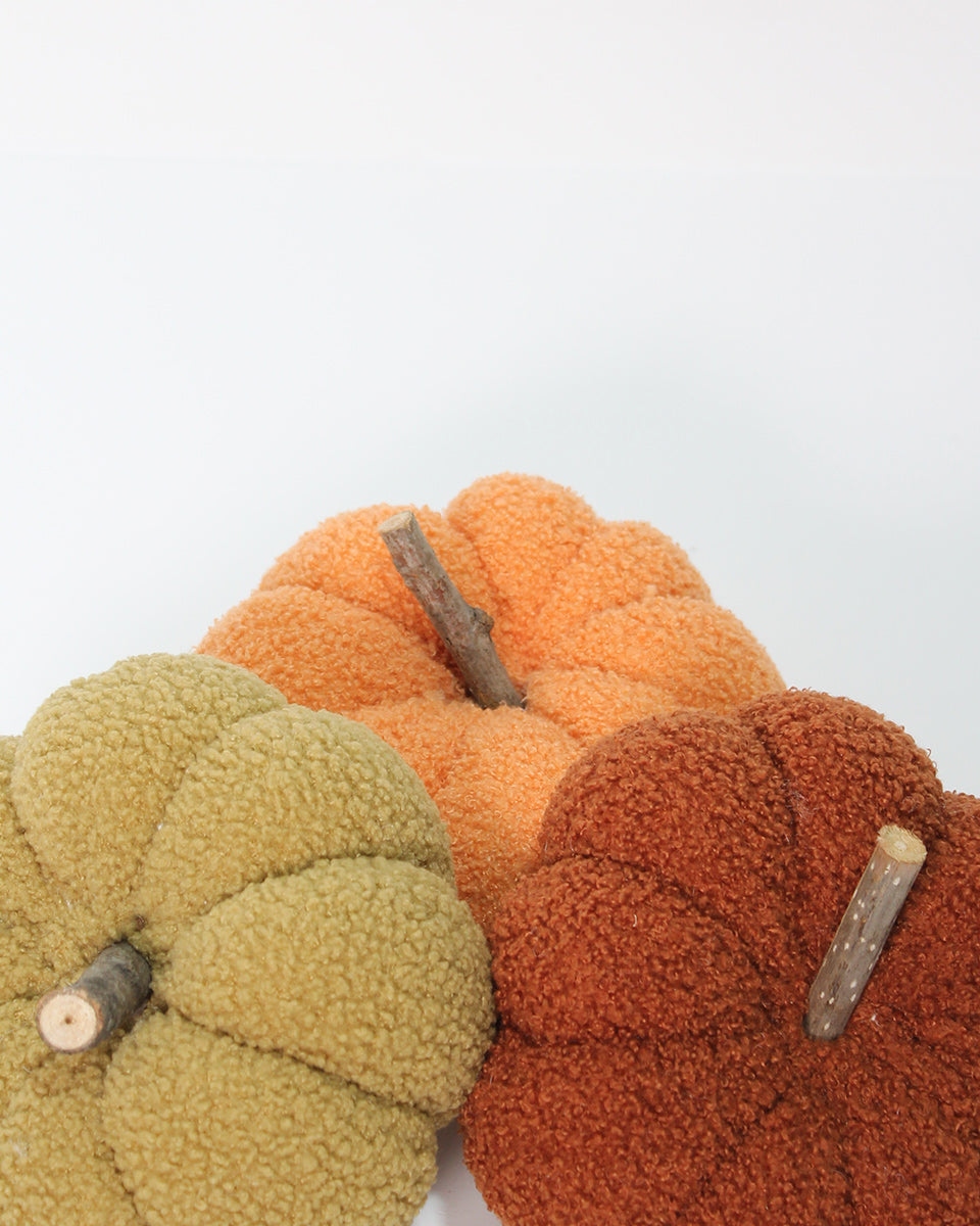 Zucca in peluche con tralcio in legno colore arancio