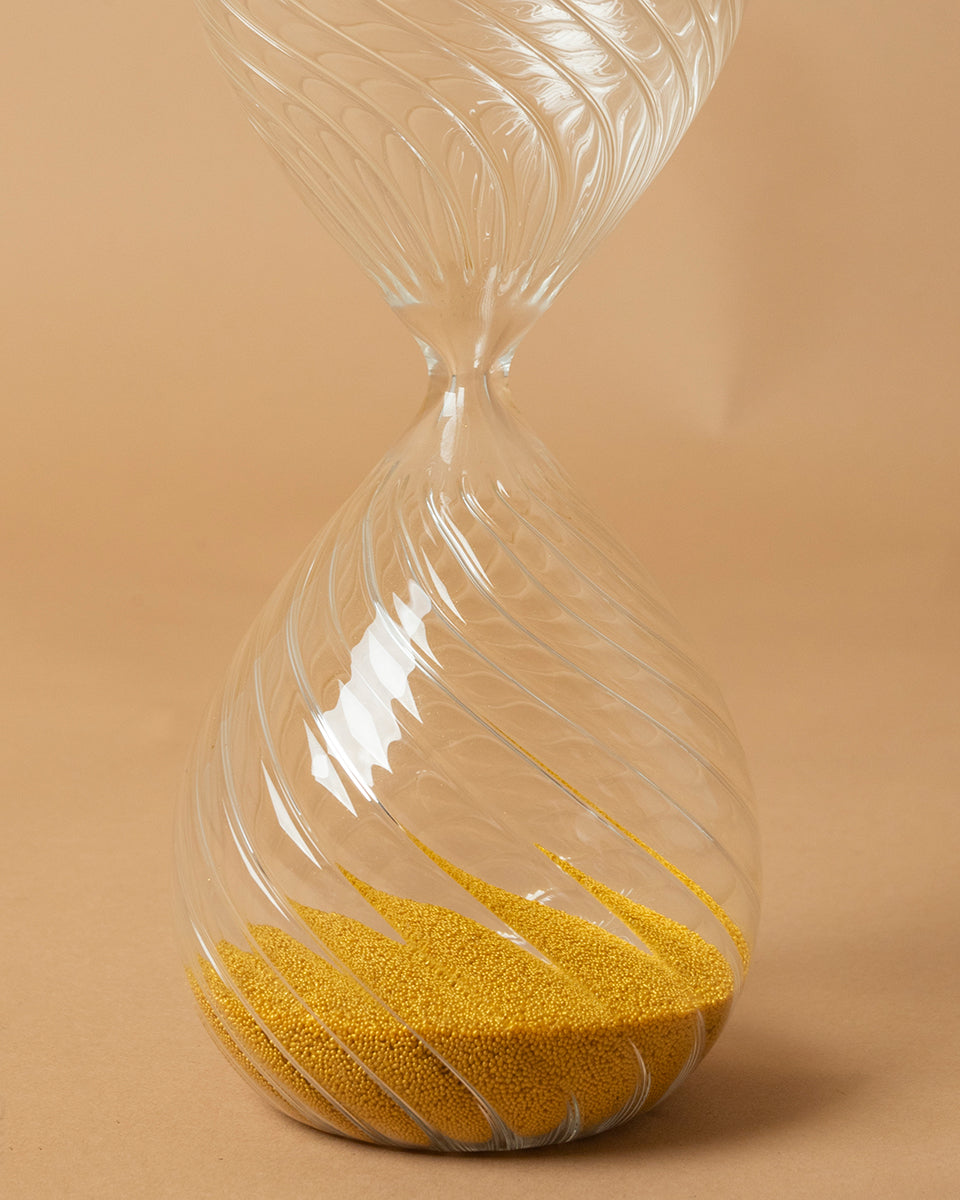 Clessidra in vetro lavorato con sabbia in perline oro