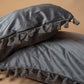 Cuscino in velluto con nappine e cerniera, colore Grigio Scuro
